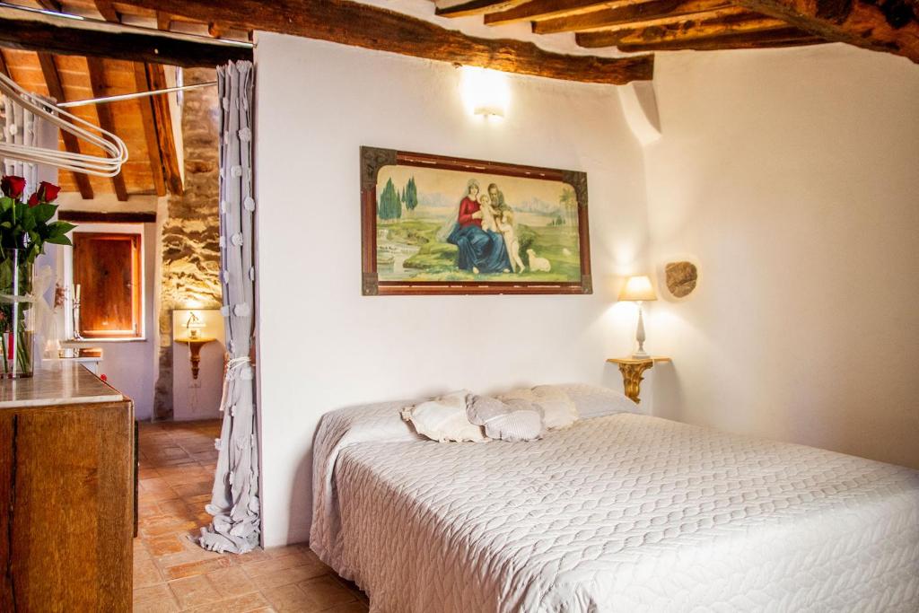Postel nebo postele na pokoji v ubytování Romantic & Charming appartamento in centro storico Cuore di Toscana