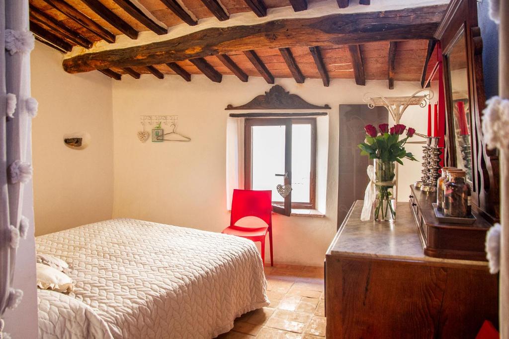 Postel nebo postele na pokoji v ubytování Romantic & Charming appartamento in centro storico Cuore di Toscana