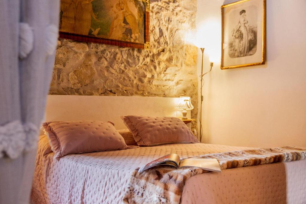 Postel nebo postele na pokoji v ubytování Romantic & Charming appartamento in centro storico Cuore di Toscana