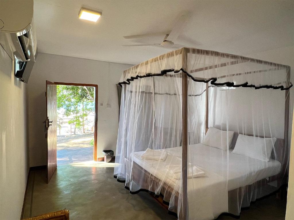 Postel nebo postele na pokoji v ubytování Ocean Vibe Srilanka