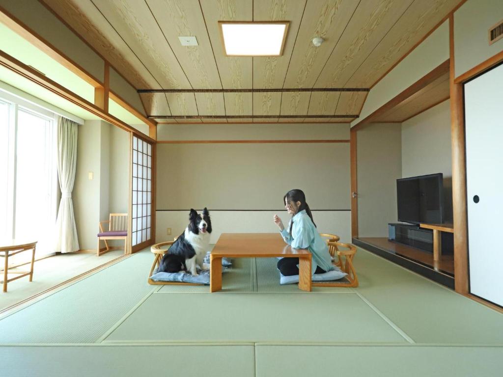 TV a/nebo společenská místnost v ubytování Nanki Shirahama Dog Paradise