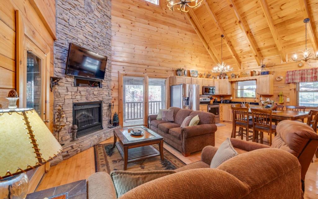 TV a/nebo společenská místnost v ubytování Enchanted Forest