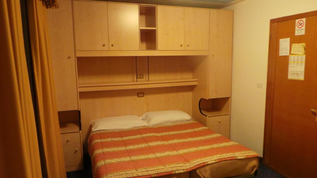 Postel nebo postele na pokoji v ubytování Hotel Pordoi - Fam Furgler