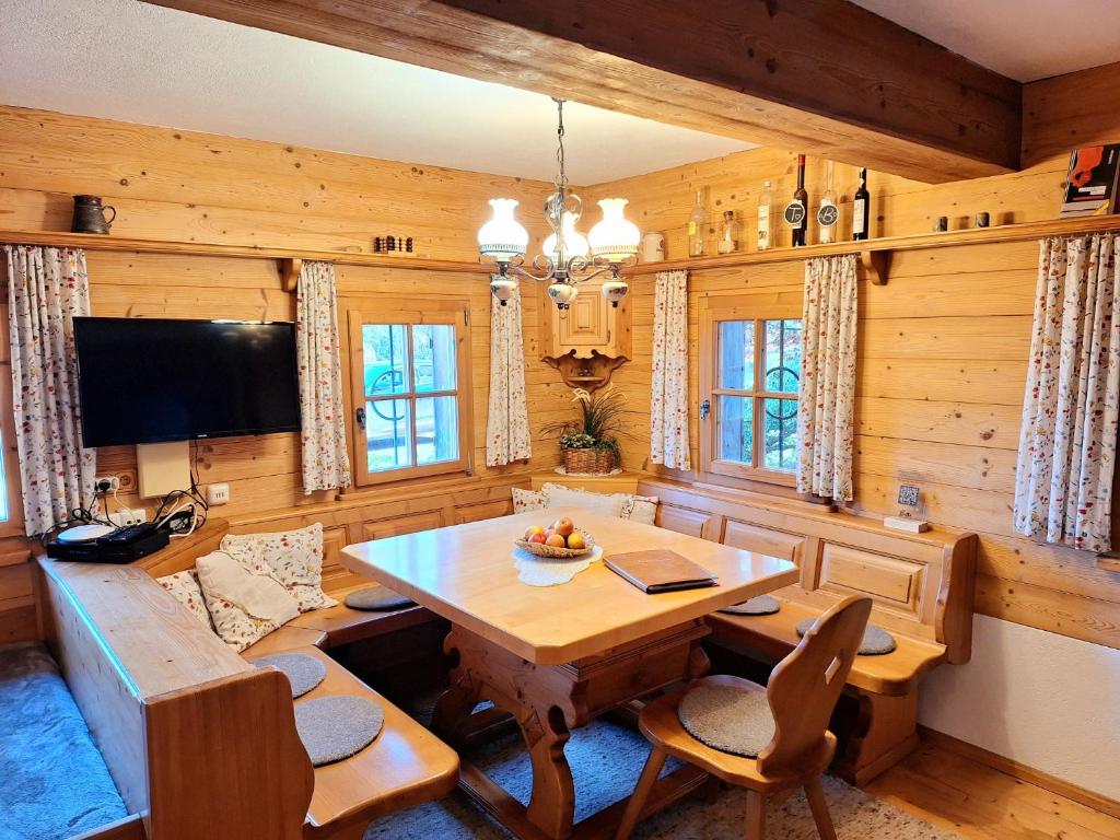 TV a/nebo společenská místnost v ubytování Ferienhütte Panoramablick