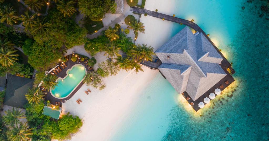 Bazén v ubytování Adaaran Select Meedhupparu - Complimentary Stay for 1 Child for Stays between April 2025 to September 2025 nebo v jeho okolí