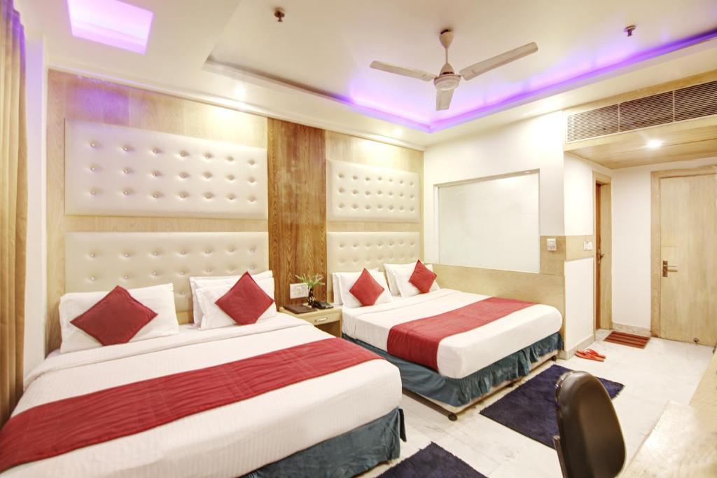 Postel nebo postele na pokoji v ubytování Hotel All Iz Well - Traveller Choice Award winner 2025