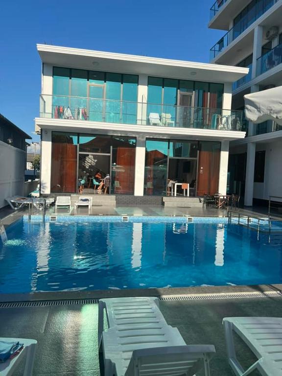 Bazén v ubytování Hotel Chipo 4 nebo v jeho okolí