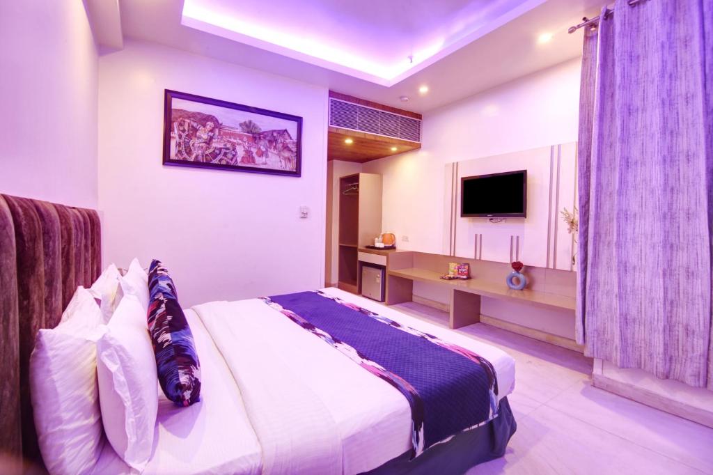 TV a/nebo společenská místnost v ubytování Hotel All Iz Well - Traveller Choice Award winner 2025