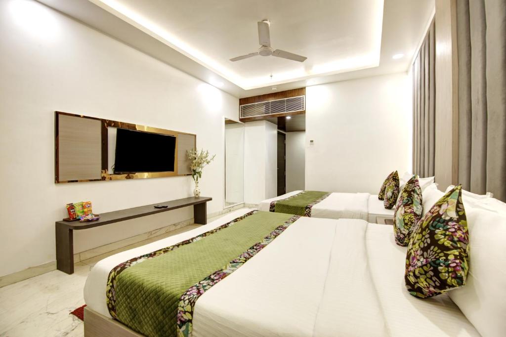 Postel nebo postele na pokoji v ubytování Hotel All Iz Well - Traveller Choice Award winner 2025