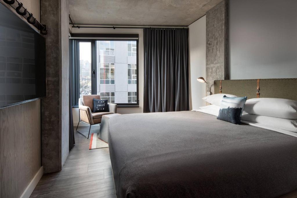 Postel nebo postele na pokoji v ubytování MOXY Seattle Downtown