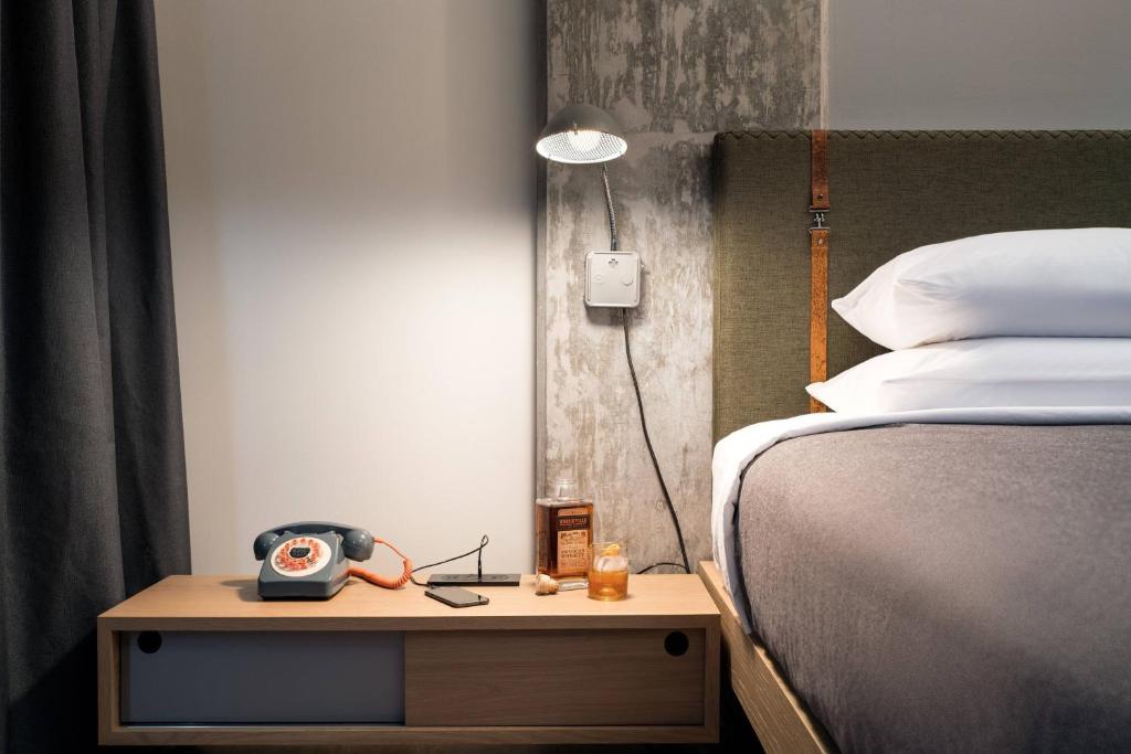 Postel nebo postele na pokoji v ubytování MOXY Seattle Downtown