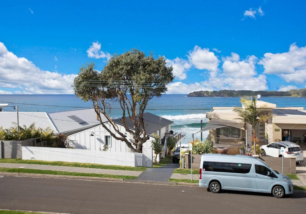 a white van parked in front of a house at Beach House on Johnson in Kiama Downs