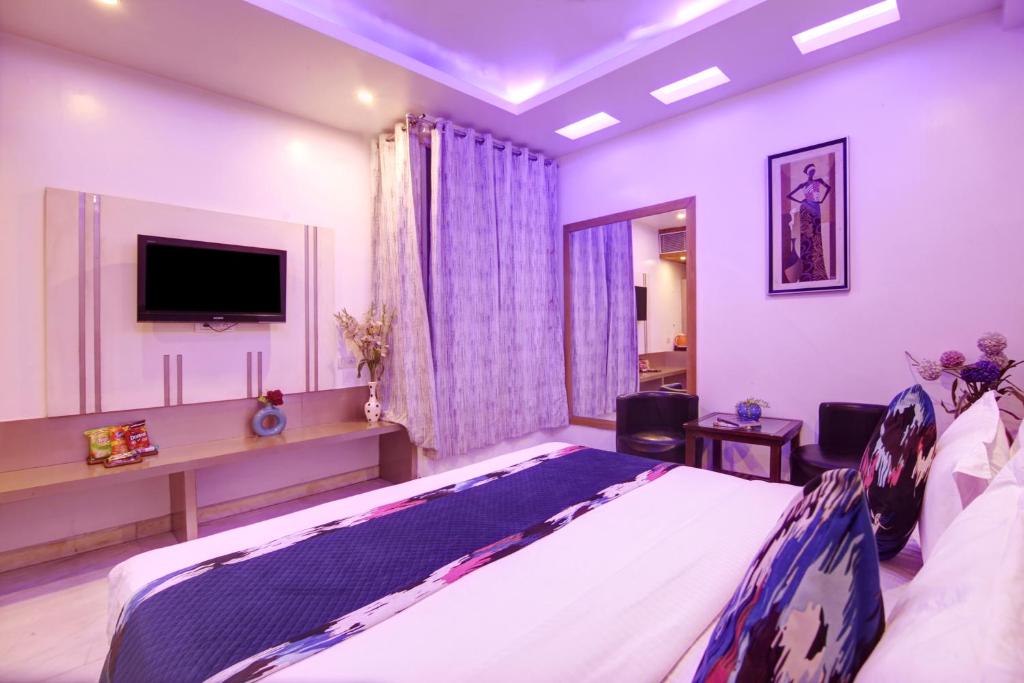 TV a/nebo společenská místnost v ubytování Hotel All Iz Well - Traveller Choice Award winner 2025
