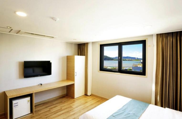 TV a/nebo společenská místnost v ubytování Blue Mountain Hotel