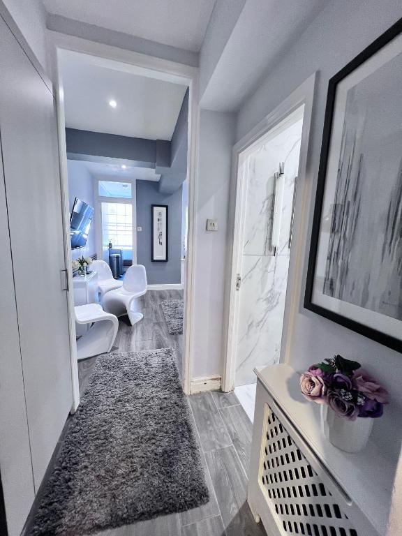Hyde Park Studio Flats - Studio Apartment