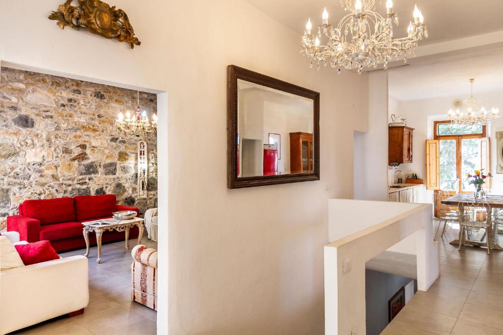 Część wypoczynkowa w obiekcie Casa Sole di Toscana con grande terrazza panoramica, giardino e vasca relax idromassaggio