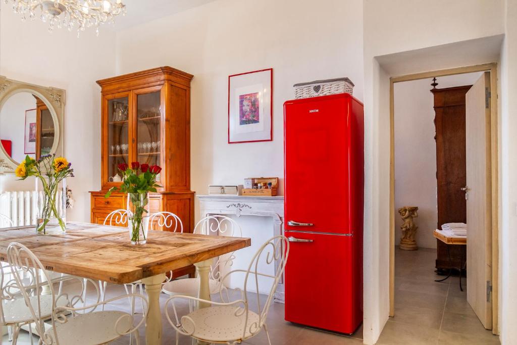 Kuchnia lub aneks kuchenny w obiekcie Casa Sole di Toscana con grande terrazza panoramica, giardino e vasca relax idromassaggio
