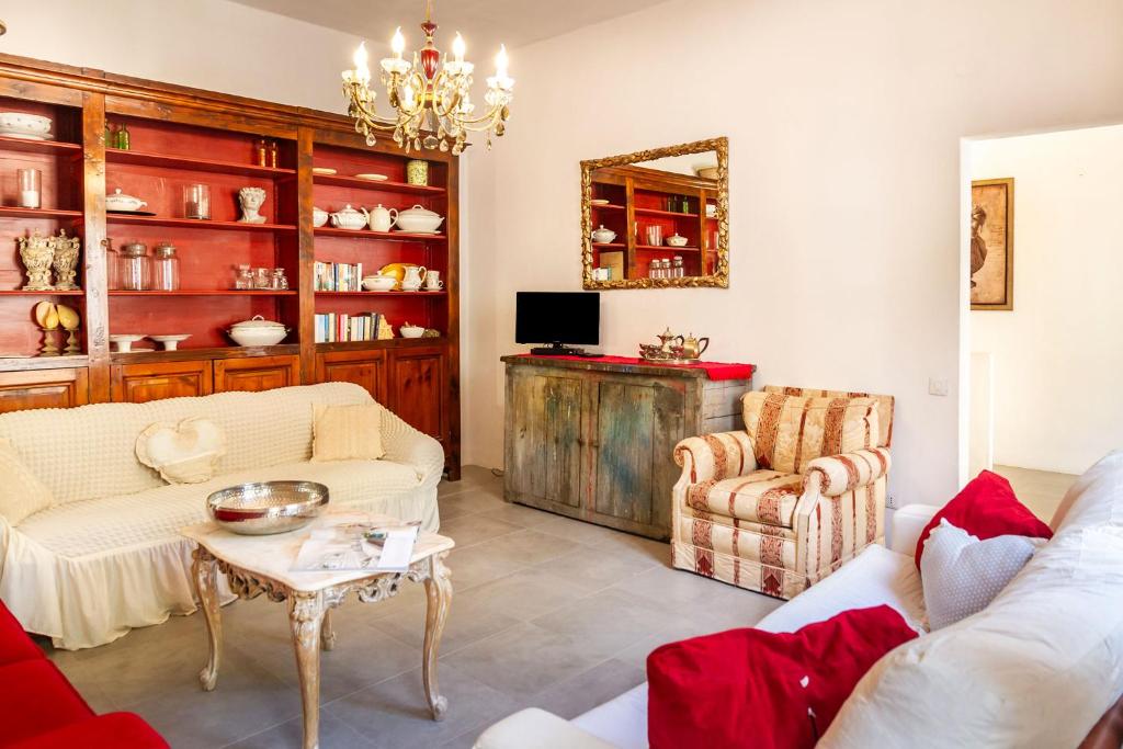 Telewizja i/lub zestaw kina domowego w obiekcie Casa Sole di Toscana con grande terrazza panoramica, giardino e vasca relax idromassaggio