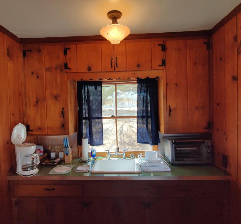 una cucina con un lavandino e una finestra di Joshua Tree Ranch House Motel - Downtown - Room #8 a Joshua Tree