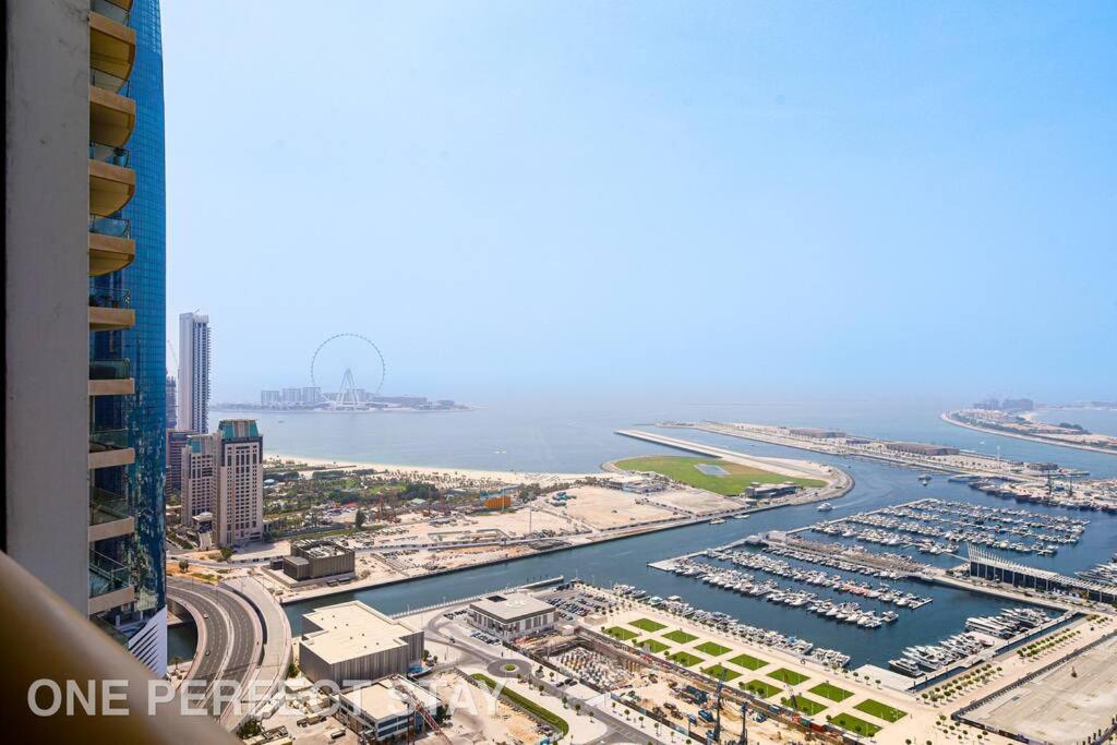 ドバイにあるStunning View 1 Bedroom Apartment Pool & Gymの港付き市街の空中景