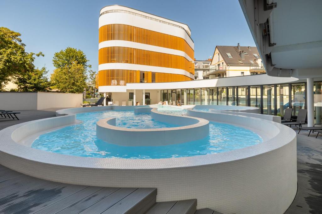 a hot tub on the side of a building at Apartament Baltic Waves Basen Siłownia Sauna by Rent like home in Międzyzdroje