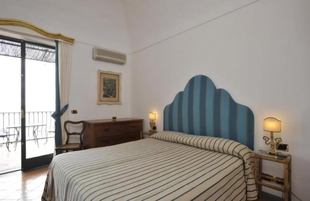 A bed or beds in a room at Albergo Miramare Positano