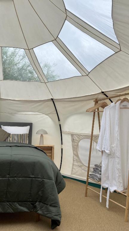 Postel nebo postele na pokoji v ubytování Agger Glamping