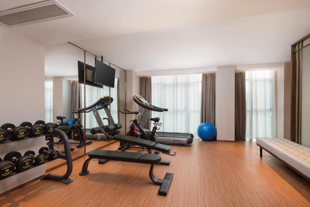 Fitness centrum a/nebo fitness zařízení v ubytování Lucky Holiday International Hotel Pazhou Convention and Exhibition Center Zhujiang New Town Branch - Free Shuttle Bus to Canton Fair Complex During Canton Fair Period & Overseas Buyers Registration Service & Free VPN Internet Access