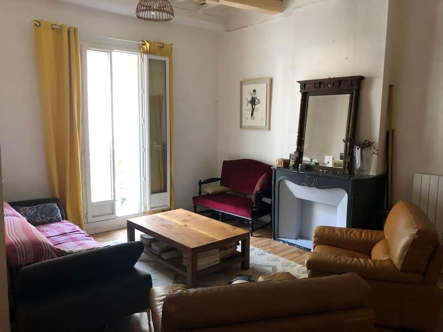 un salon avec un canapé et une table dans l'établissement Grand appt central en duplex, 3 chambres, balcon, à Sète