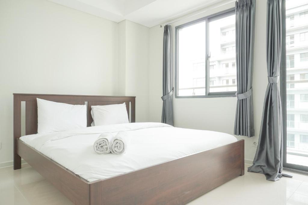 Un pat sau paturi într-o cameră la Strategic Studio at Daan Mogot City Apartment By Travelio