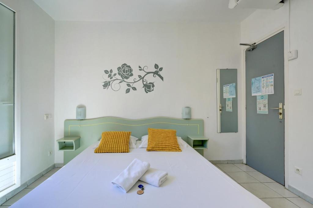 Postel nebo postele na pokoji v ubytování Hotel Camille