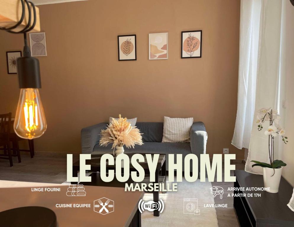 un salon avec un canapé bleu dans une pièce dans l'établissement Marseille centre - wifi - lave et sèche linge - calme - cuisine, à Marseille