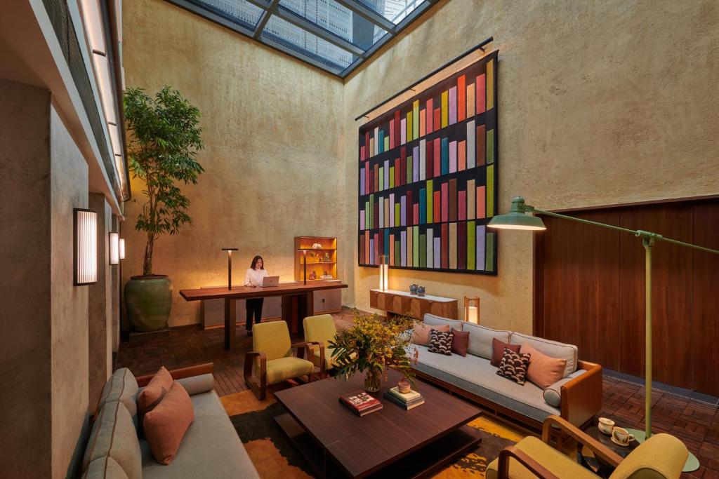 Posezení v ubytování 21 Carpenter, Singapore, a Member of Design Hotels
