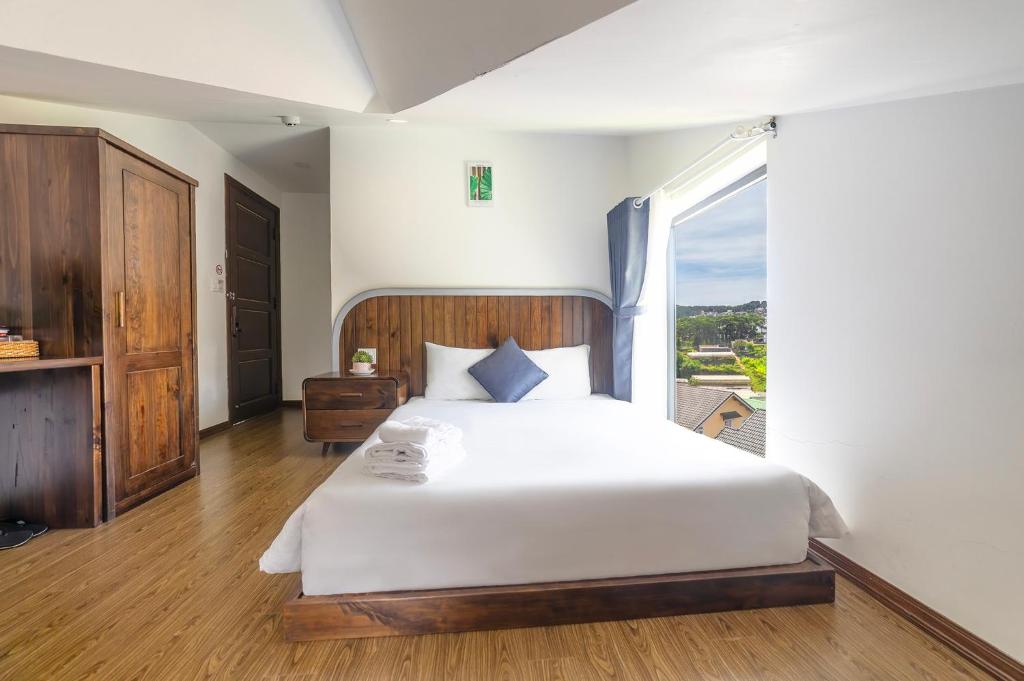 Postel nebo postele na pokoji v ubytování Mega Sky Dalat Hotel