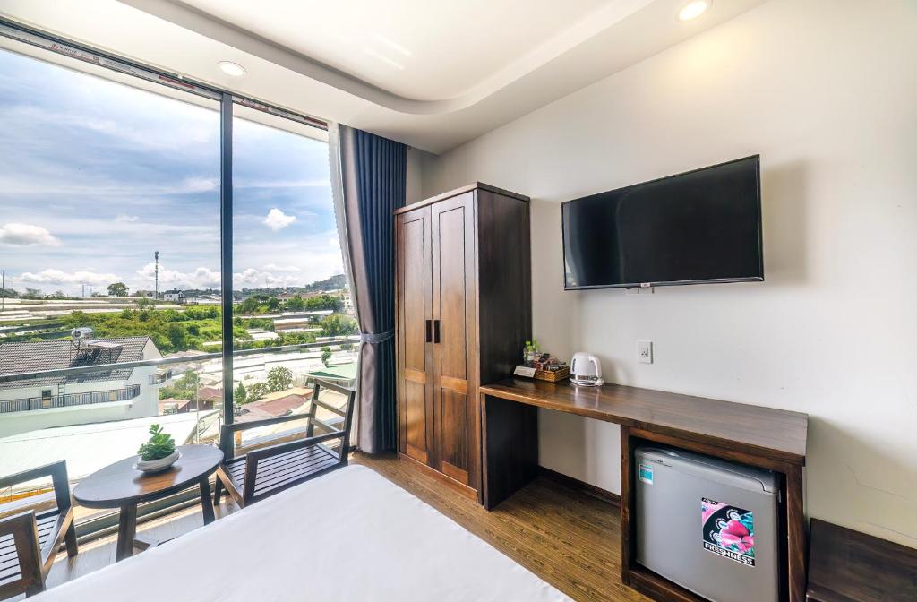 TV a/nebo společenská místnost v ubytování Mega Sky Dalat Hotel