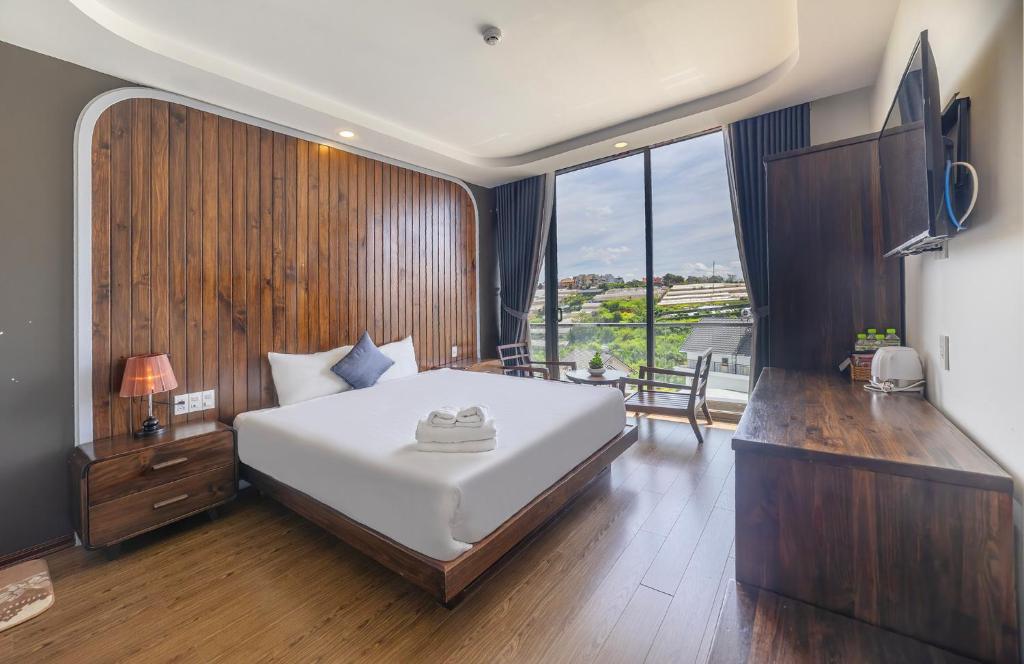 Postel nebo postele na pokoji v ubytování Mega Sky Dalat Hotel