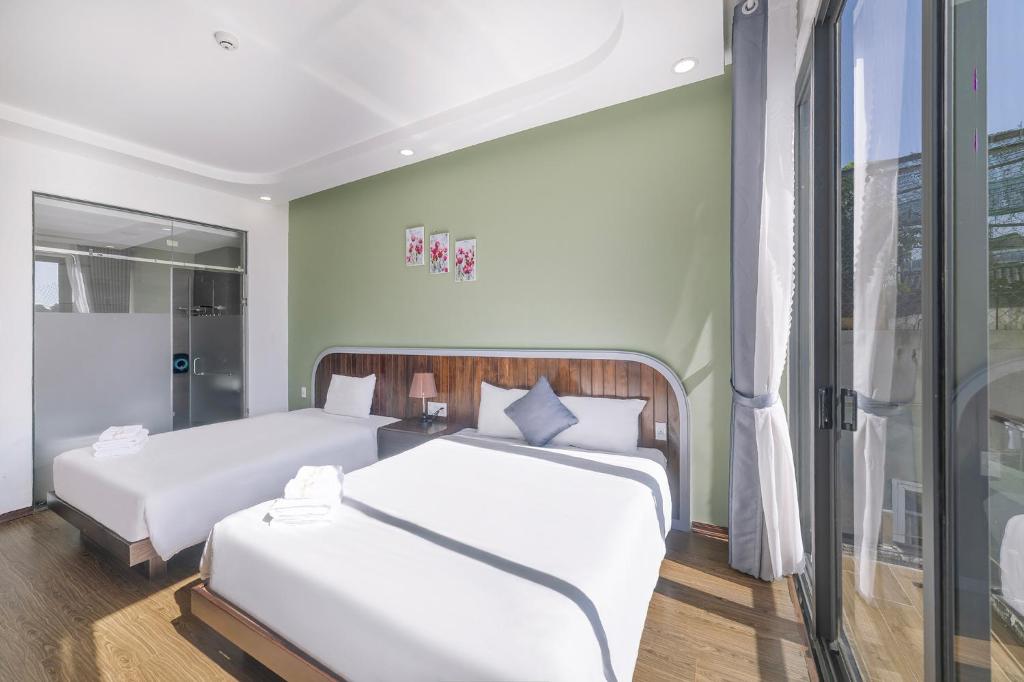 Postel nebo postele na pokoji v ubytování Mega Sky Dalat Hotel