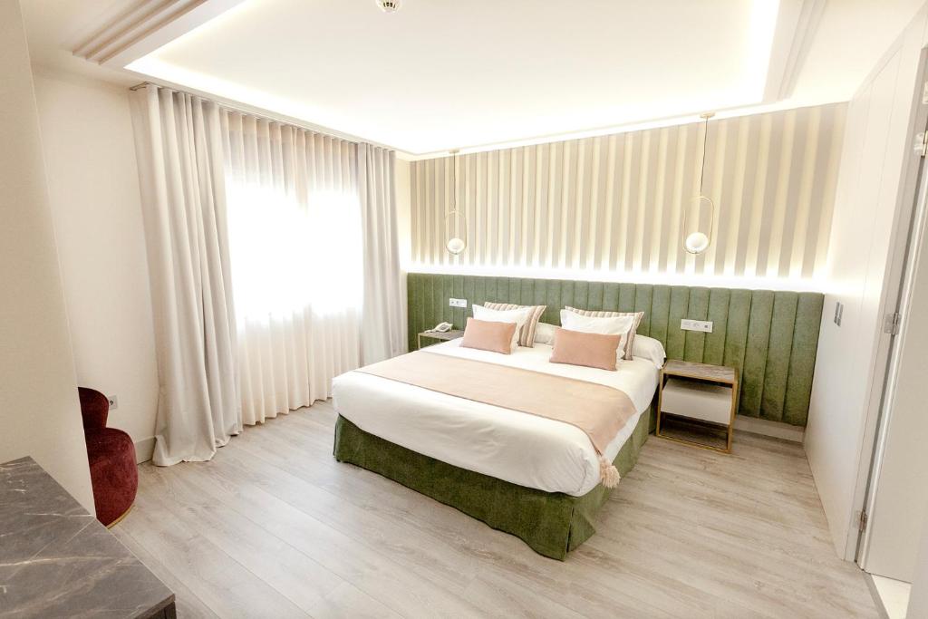 Postel nebo postele na pokoji v ubytování Hotel Alfonso VIII