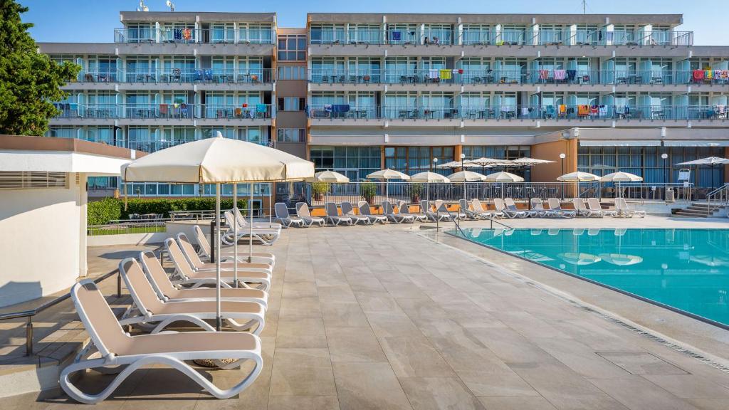 Bazén v ubytování Arena Hotel Holiday nebo v jeho okolí