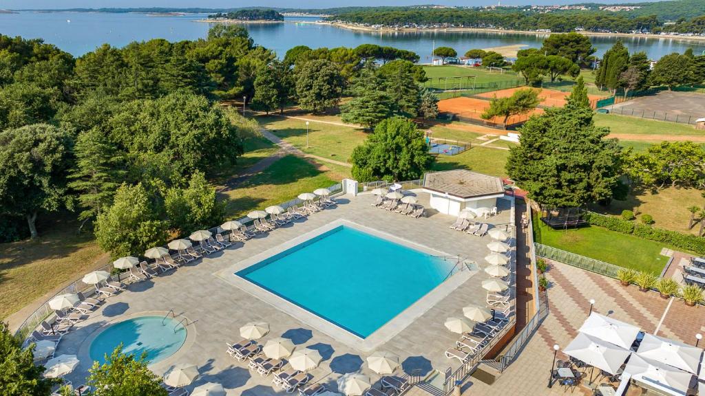 Bazén v ubytování Arena Hotel Holiday nebo v jeho okolí