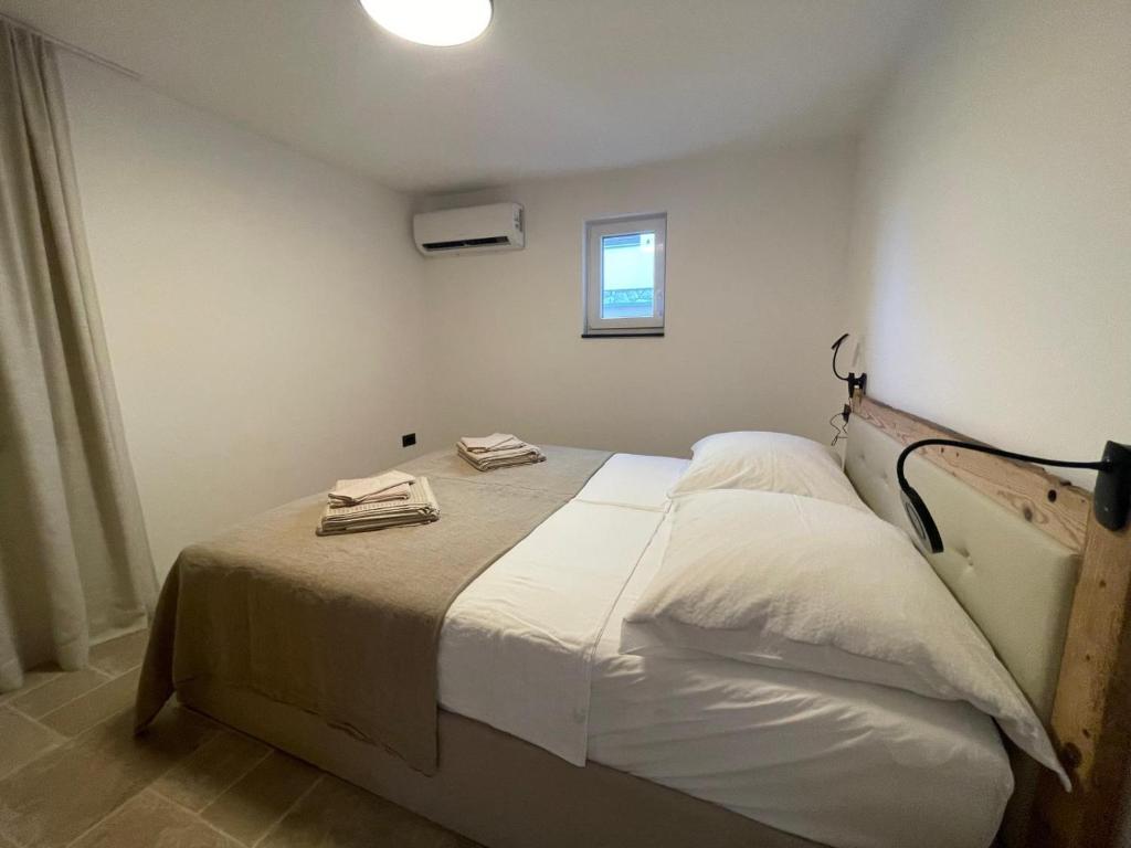 Postel nebo postele na pokoji v ubytování Sea Sage Suites