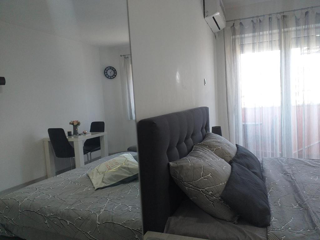 Postel nebo postele na pokoji v ubytování Apartmani Sofronic Loznica 2