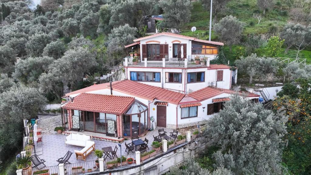 an aerial view of a house with a roof at La Finestra sulle Eolie in Reitano