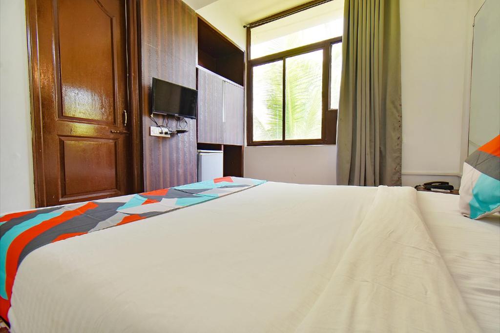 Postel nebo postele na pokoji v ubytování FabHotel Kris Resort - Nr Calangute Beach