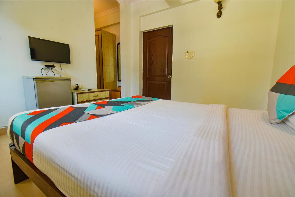 Postel nebo postele na pokoji v ubytování FabHotel Kris Resort - Nr Calangute Beach