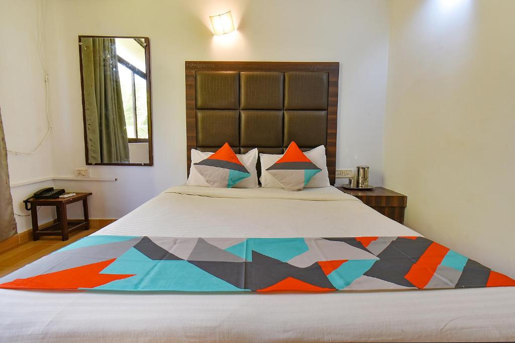 Postel nebo postele na pokoji v ubytování FabHotel Kris Resort - Nr Calangute Beach