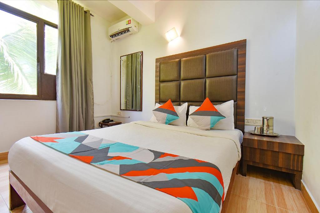 Postel nebo postele na pokoji v ubytování FabHotel Kris Resort - Nr Calangute Beach