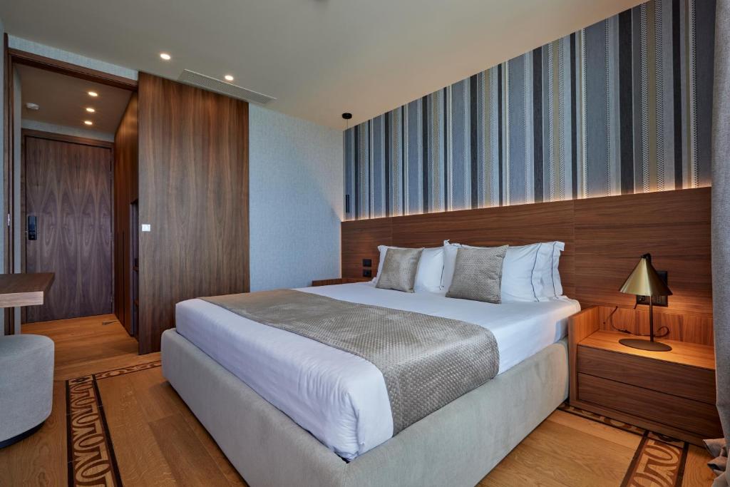 Postel nebo postele na pokoji v ubytování VALIS LUXURY Hotel