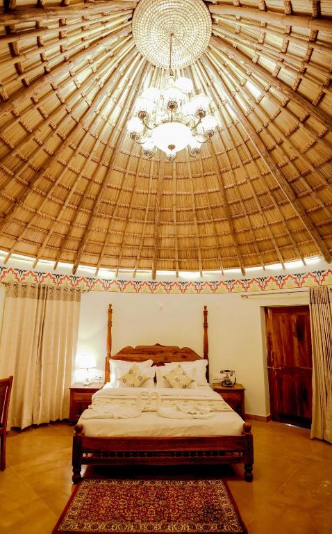 Postel nebo postele na pokoji v ubytování Bhavya Resort - Luxury Boutique Desert Camp