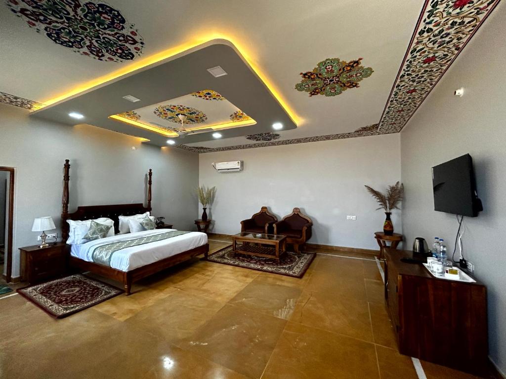 TV a/nebo společenská místnost v ubytování Bhavya Resort - Luxury Boutique Desert Camp